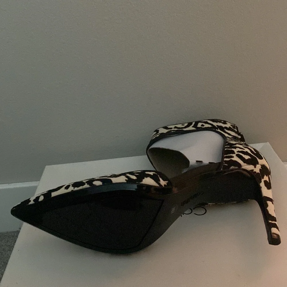 Calvin Klein - Picture 2 of 4